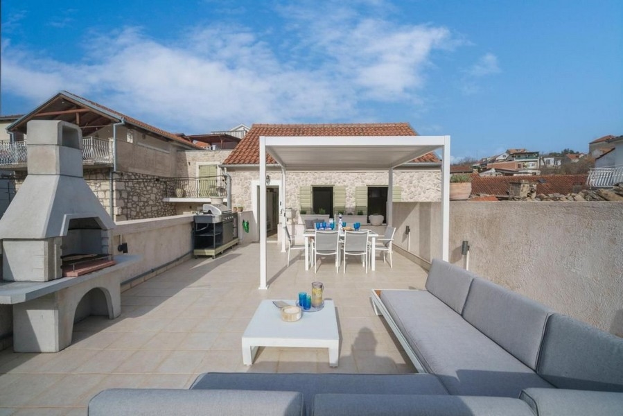 Střešní terasa kamenného domu H3520, který je na prodej v Chorvatsku.