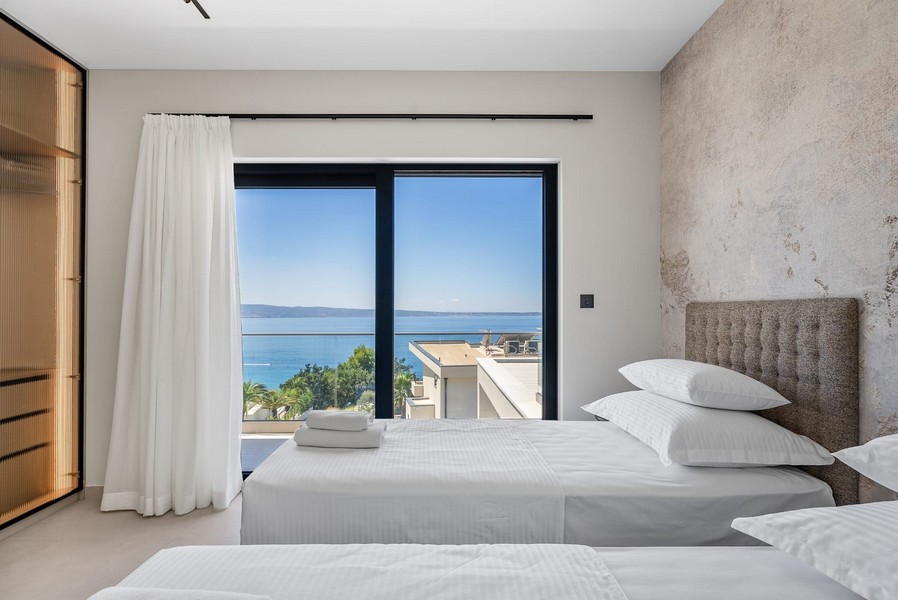 Luxusní ložnice s výhledem na moře.