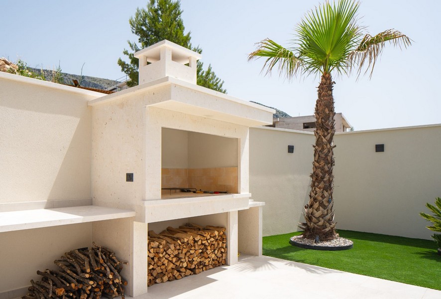 Krásný grilovací gril s bílými kameny.