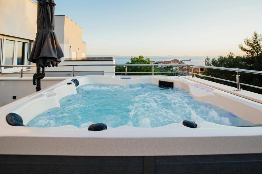 Jacuzzi na terase s výhledem na moře