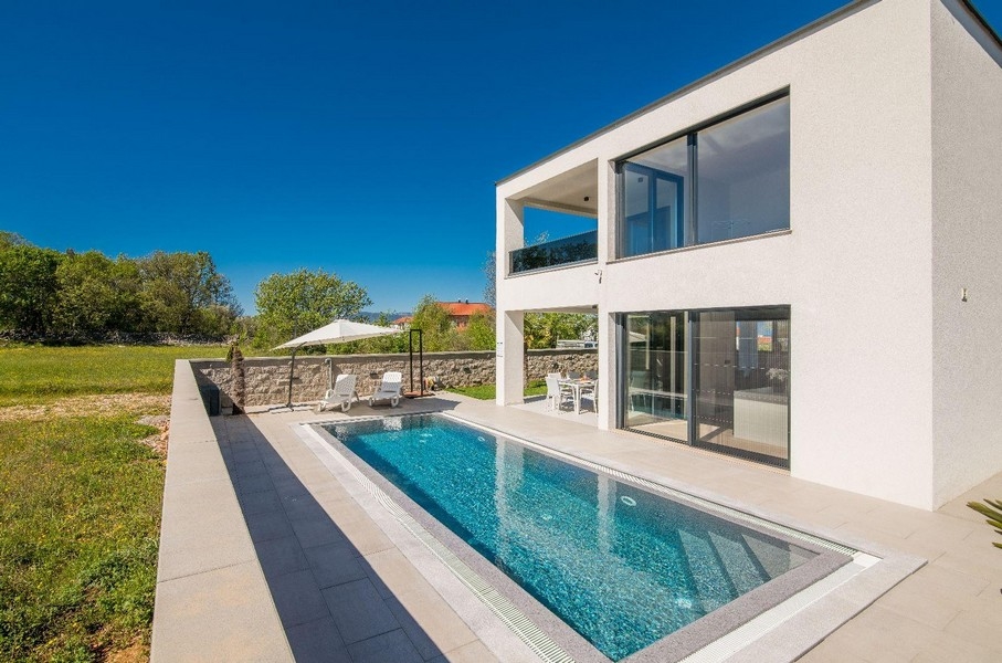 Kupte si moderní vilu s bazénem na ostrově Krk - Panorama Scouting H3528