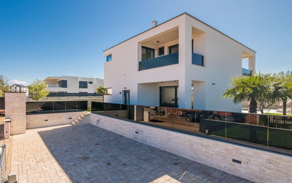 Venkovní parkovací místa v objektu H3528 v Malinska na ostrově Krk.