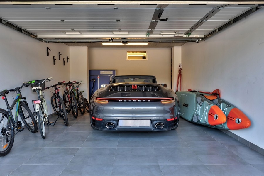 Garáž se sportovními auty, koly a paddleboardy