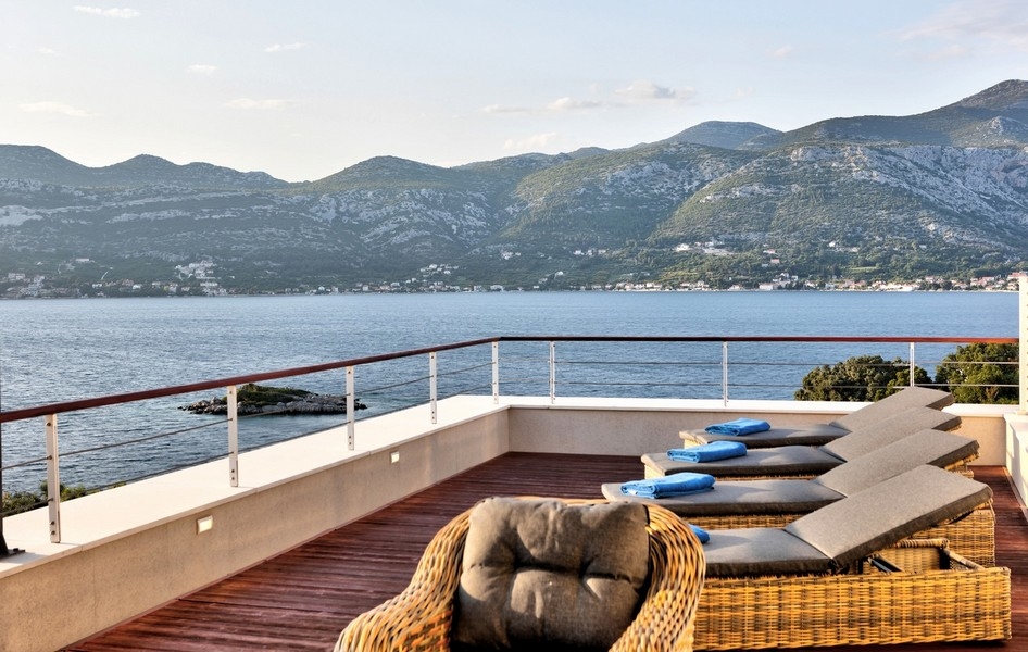 Výhled na moře ze střešní terasy vily H3532 nedaleko Korčuly, Dalmácie.