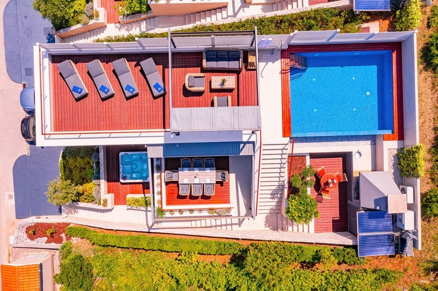 Střešní terasa s bazénem a lehátky v Chorvatsku