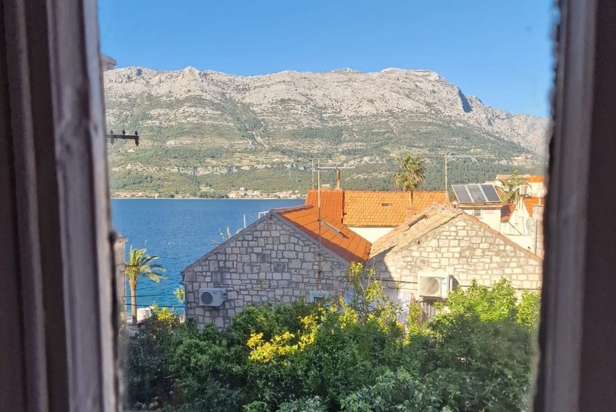 Výhled na moře z 1. patra nemovitosti.