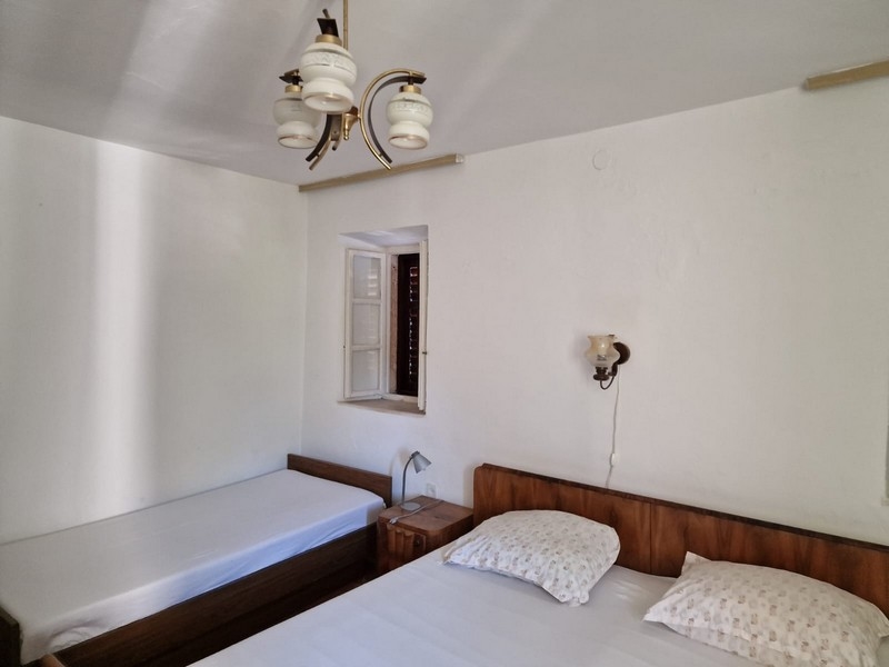 Ložnice s manželskou postelí, jednolůžkem a nočními stolky