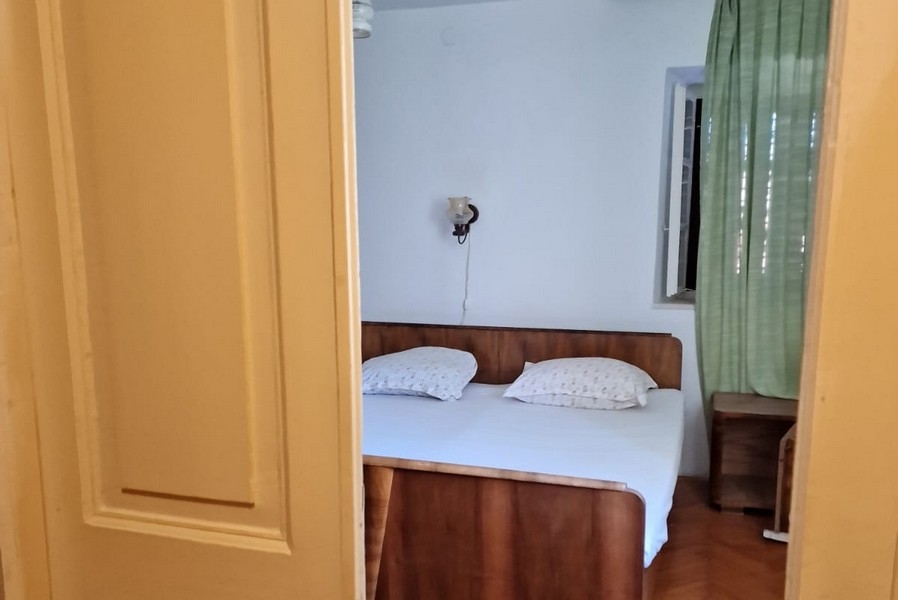 Pohled dveřmi do ložnice s manželskou postelí