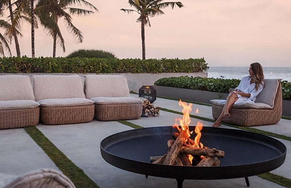 Salonek s ohništěm, výhledem na moře a palmami