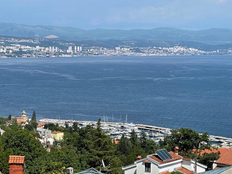 Panoramatický výhled na moře s přístavem a městem v pozadí