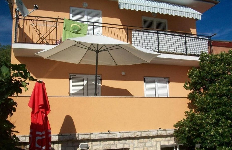 Dvojdům s balkonem a slunečníky v Senji
