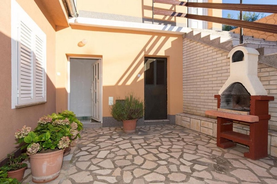 Vnitřní nádvoří s grilem a venkovními schody