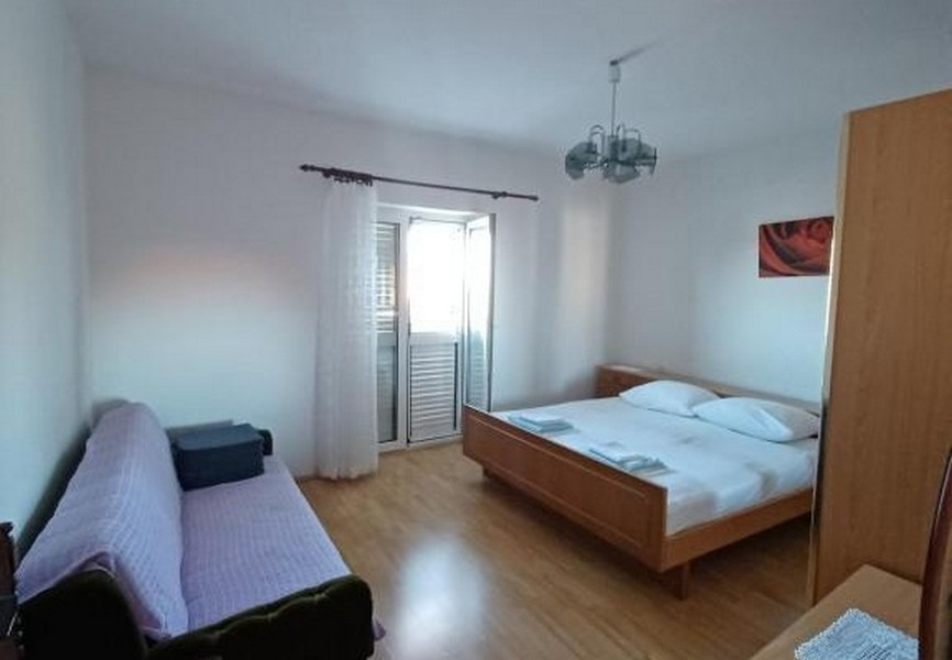 Ložnice s manželskou postelí a vstupem na balkon