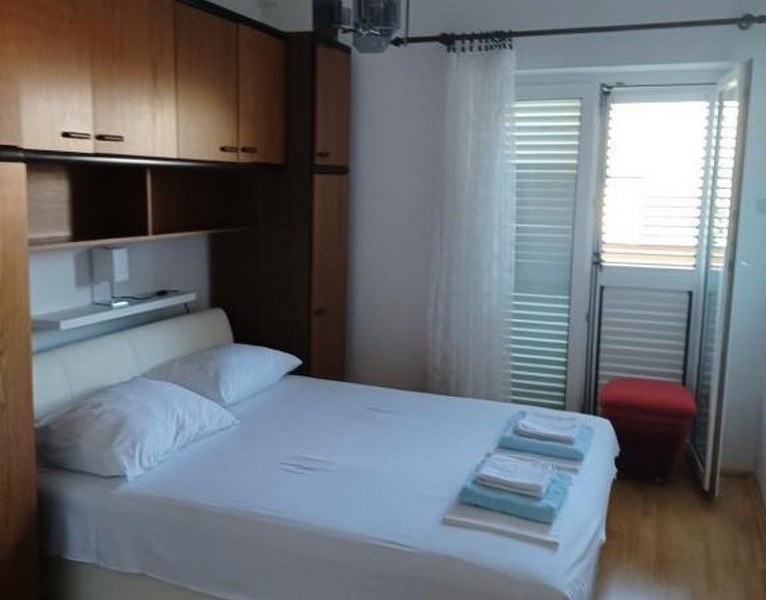 Ložnice s vestavěnými skříněmi a manželskou postelí