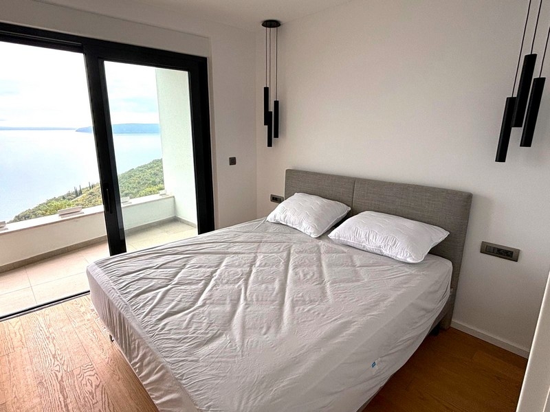 Ložnice s balkonem a výhledem na moře