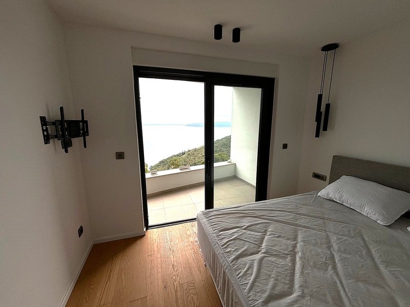 Ložnice se vstupem na balkon a závěsnými lampami