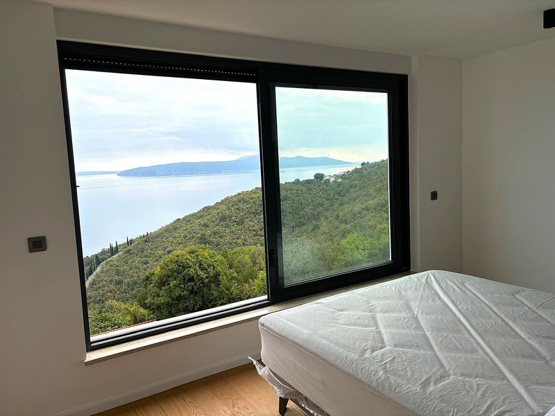 Ložnice s panoramatickým oknem a výhledem na moře