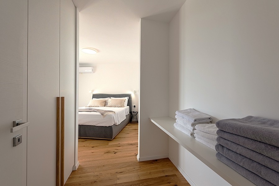 Ložnice s šatnou a jednoduchým nábytkem