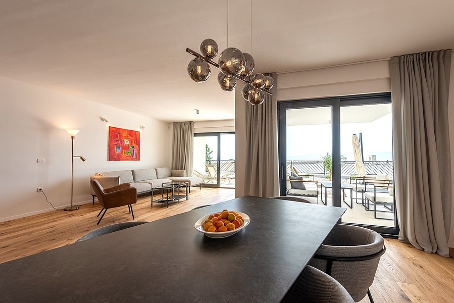 Jídelna s terasou a výhledem na moře