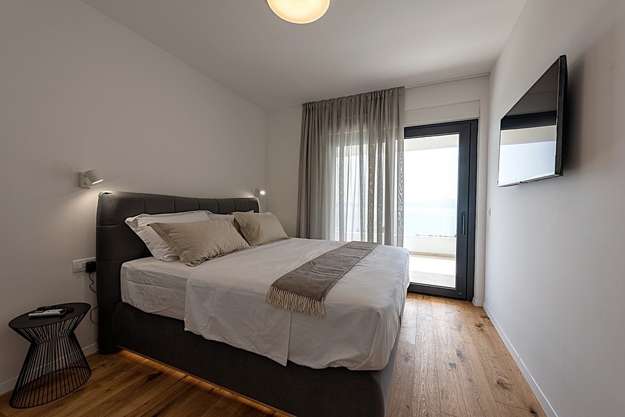 Ložnice s manželskou postelí, balkonem a výhledem na moře