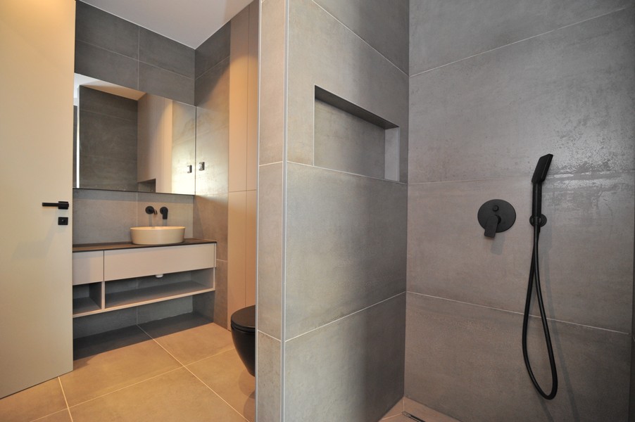 Koupelna s elegantním sprchovým koutem