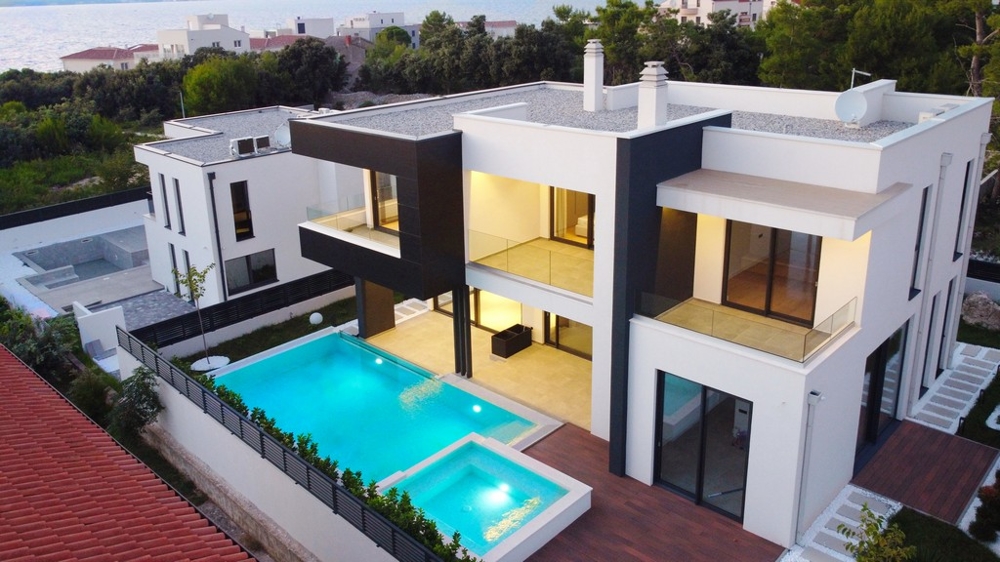 Vnější pohled na vilu s bazénem