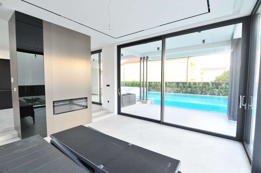 Obývací pokoj s přímým přístupem k bazénu - nemovitost H3543 v Privlace.