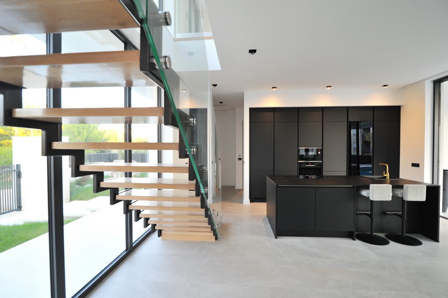 Schody a kuchyně v moderním stylu