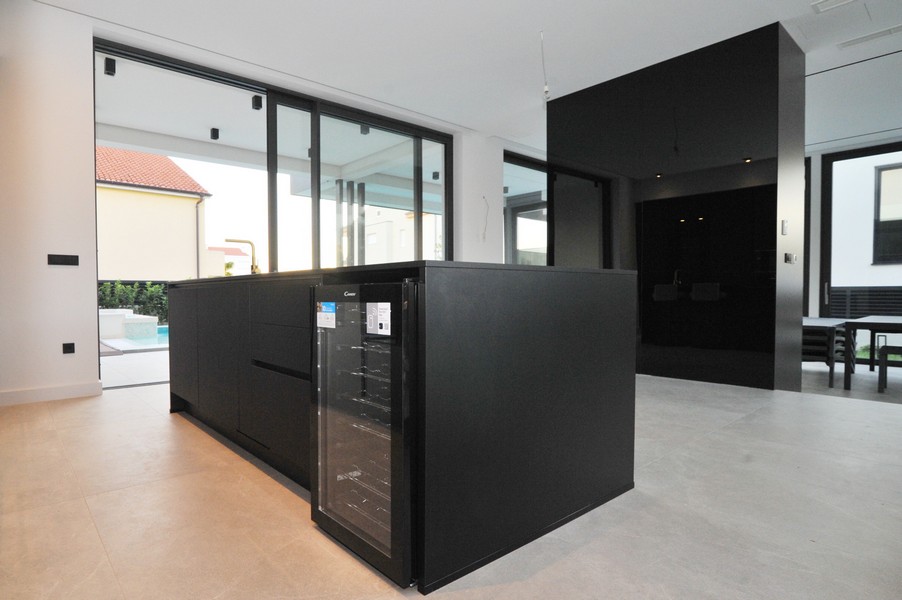 Pohled do kuchyně a jídelního stolu