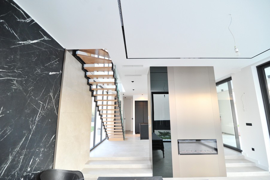 Kuchyňský kout s ostrůvkem a moderním vybavením