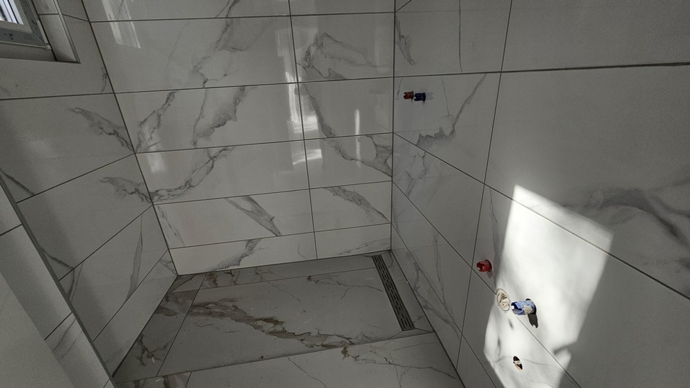 Moderní dlážděná koupelna se sprchovým koutem