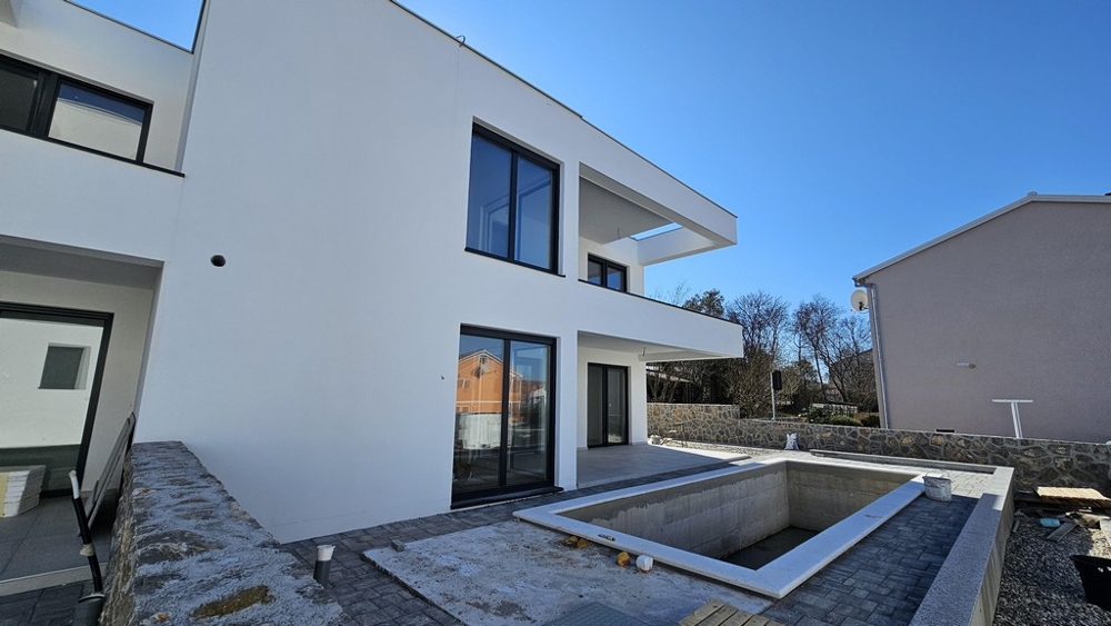 Zadní část domu s terasou a bazénem