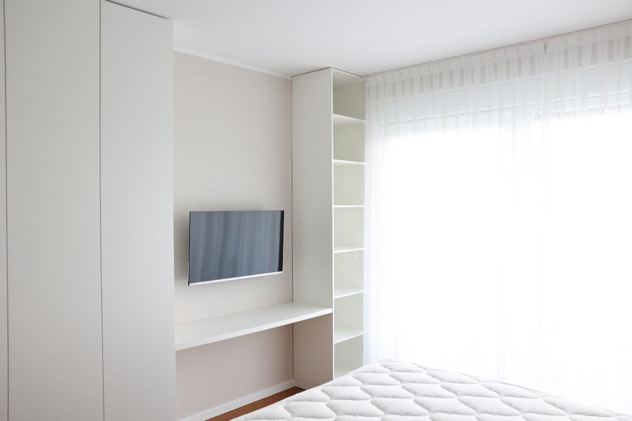 Nově postavená vila s terasou, zahradou a kamenným okrajem