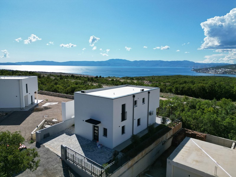 Letecký pohled na dům s okolní přírodou a výhledem na moře