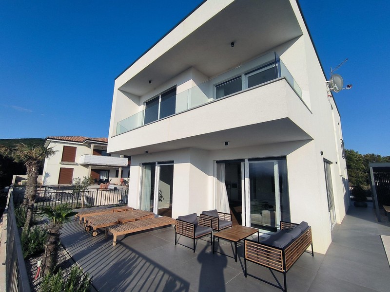 Panoramatický výhled na moře z horní terasy