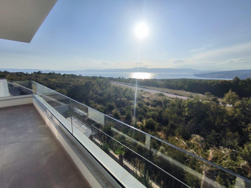 Světlá jídelna s moderní kuchyní a dřevěnými podlahami