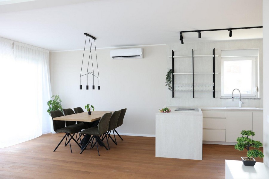 Obývací část s TV stěnou a schodištěm do horního patra