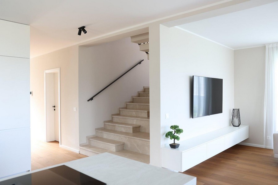 Moderní, světlá kuchyně se závěsnými policemi a vestavěnými spotřebiči