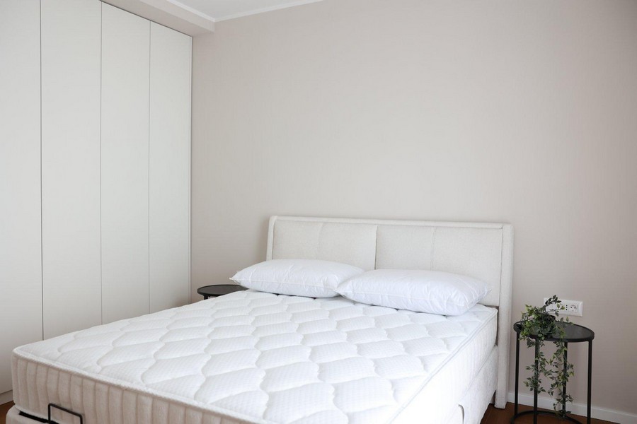 Ložnice s TV, psacím stolem a velkými okny