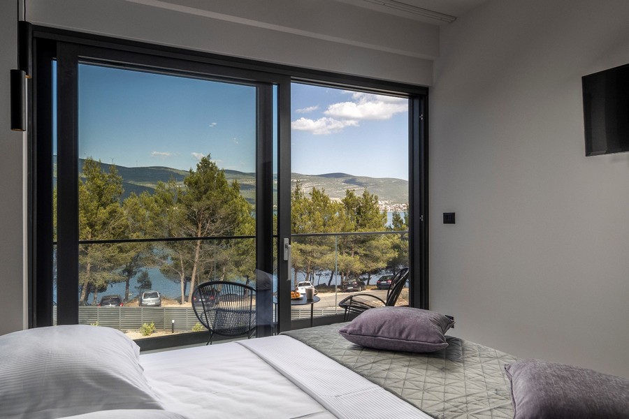 Ložnice s balkonem a výhledem na moře