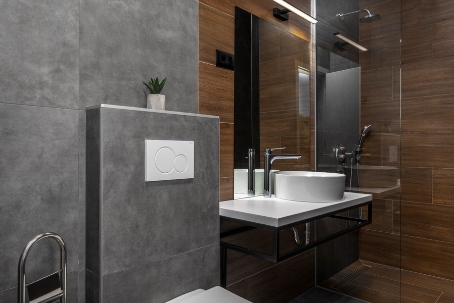 Moderní koupelna s prvky dřeva a kamene