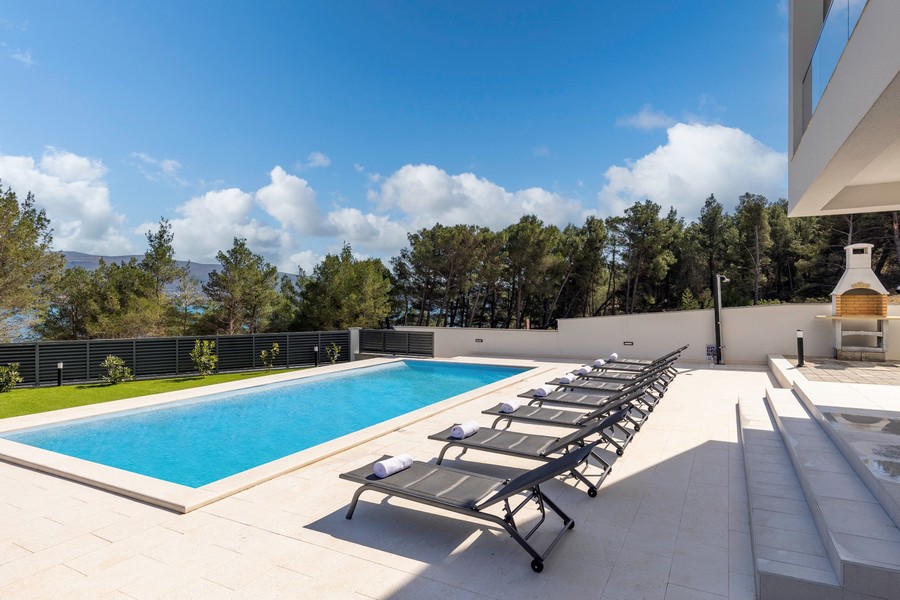 Bazén luxusní vily H3547, která je na prodej v Chorvatsku.