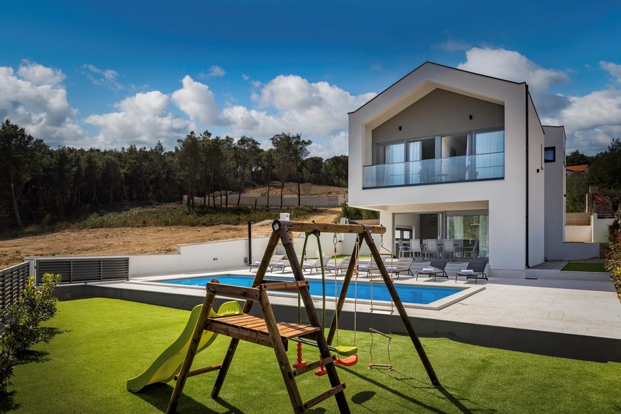 Dětské hřiště ve vile H3547, která se prodává přímo u moře v Chorvatsku.