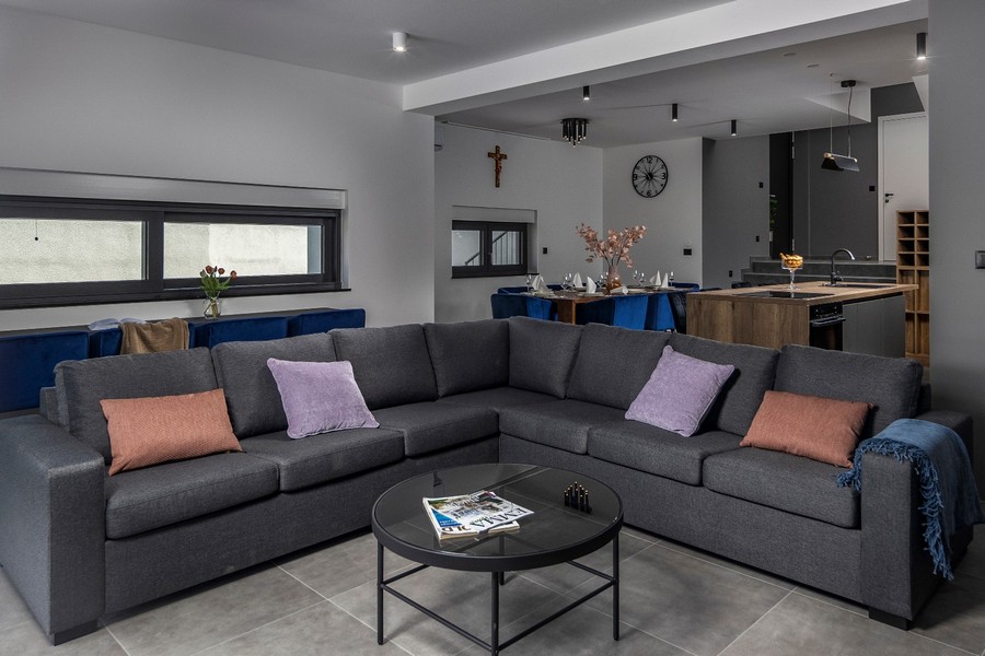 Otevřený obývací prostor s moderní kuchyní a jídelním stolem