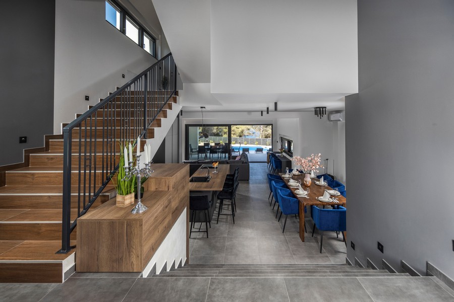 Schodiště s výhledem na jídelnu a bazén