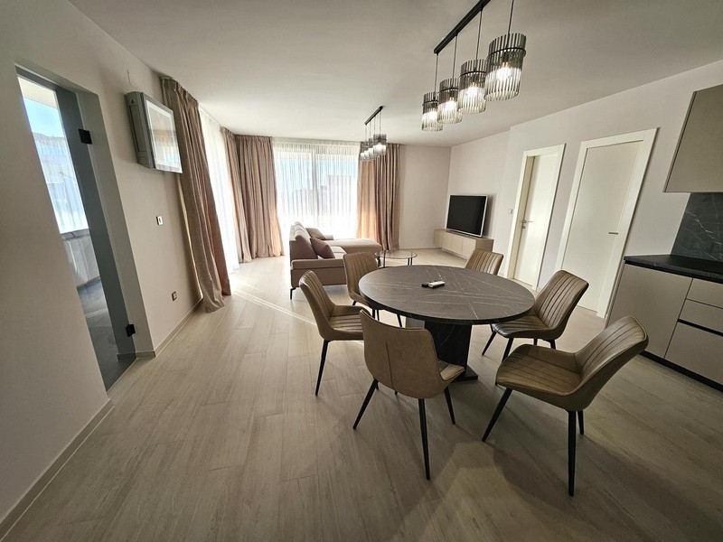 Stylový obývací a jídelní kout s velkým předním oknem