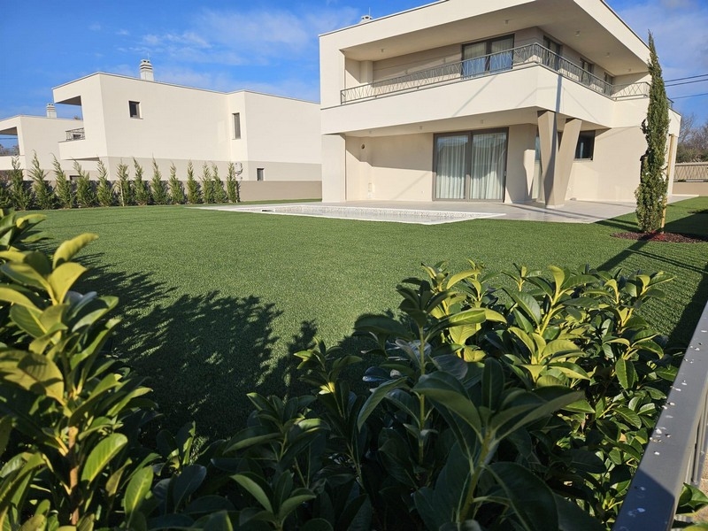 Nová vila se zelenou zahradou a bazénem na ostrově Krk.