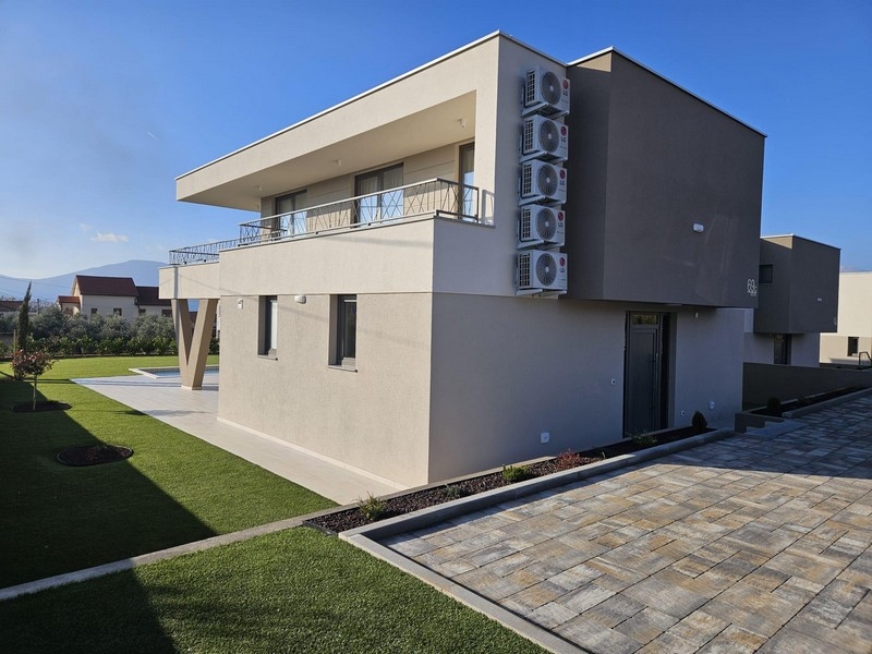 Nově postavená vila s plochou střechou, klimatizací a velkým pozemkem