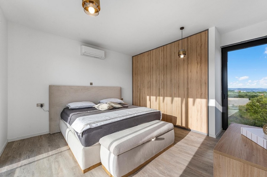 Ložnice s dřevěnými akcenty a velkou šatnou