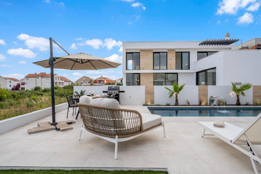 Bazén a sluneční terasa vily H3551 v Chorvatsku.